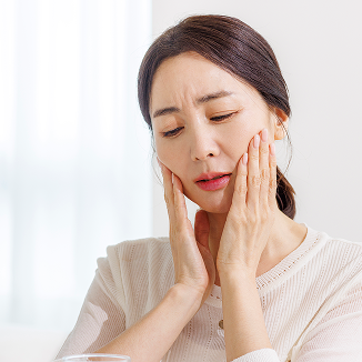 잇몸이 근질근질하여 쑤시고 싶은 느낌