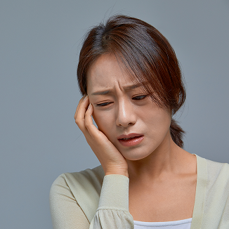 입을 벌리거나 다물 때 턱관절에서 나는 소리